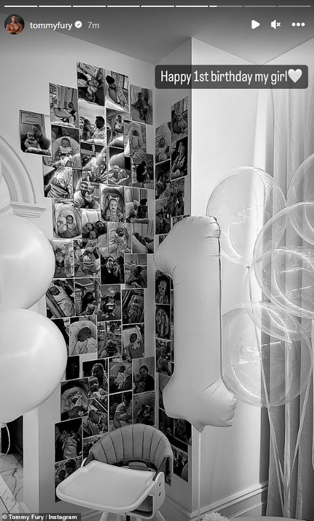 An einer Wand ihrer Lounge hatte Molly-Mae eine Collage aus süßen Schwarz-Weiß-Fotos von Bambi angebracht