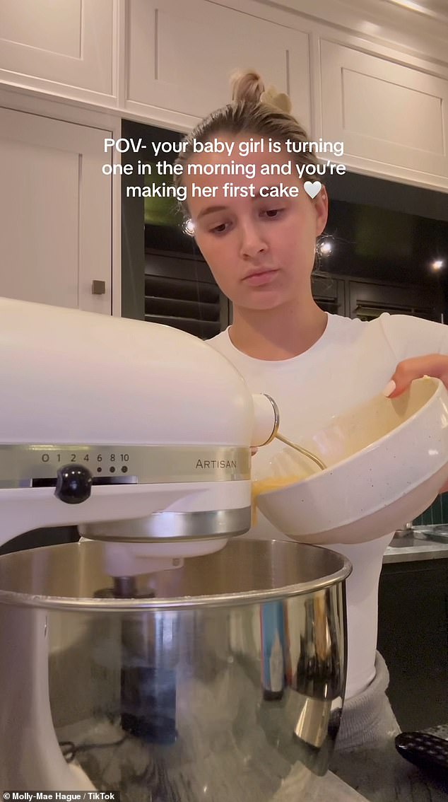 Auf TikTok zeigte Molly-Mae in einem Video ihre Backkünste, als sie den hausgemachten Kuchen kreierte