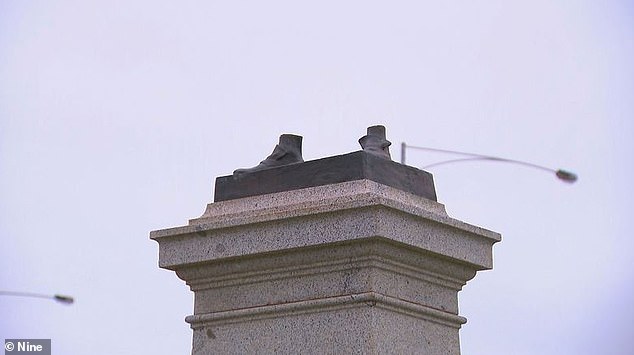 Die Statue von Captain Cook wurde an den Knöcheln vom Steinsockel abgehackt