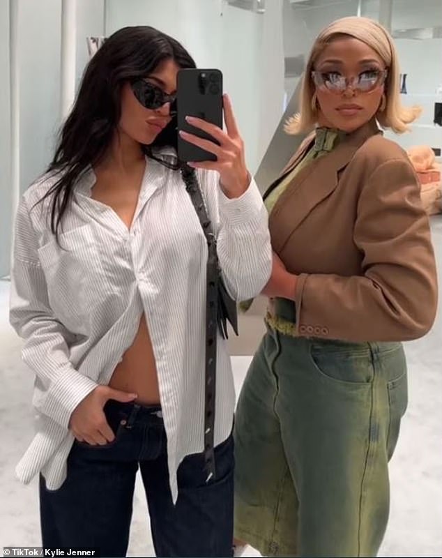 Die Beziehung der Damen wurde im Februar 2019 nach dem Betrugsskandal von Woods mit dem damaligen Freund von Jenners Schwester Khloe Kardashian, Tristan Thompson, abgebrochen;  abgebildet im Juli 2023