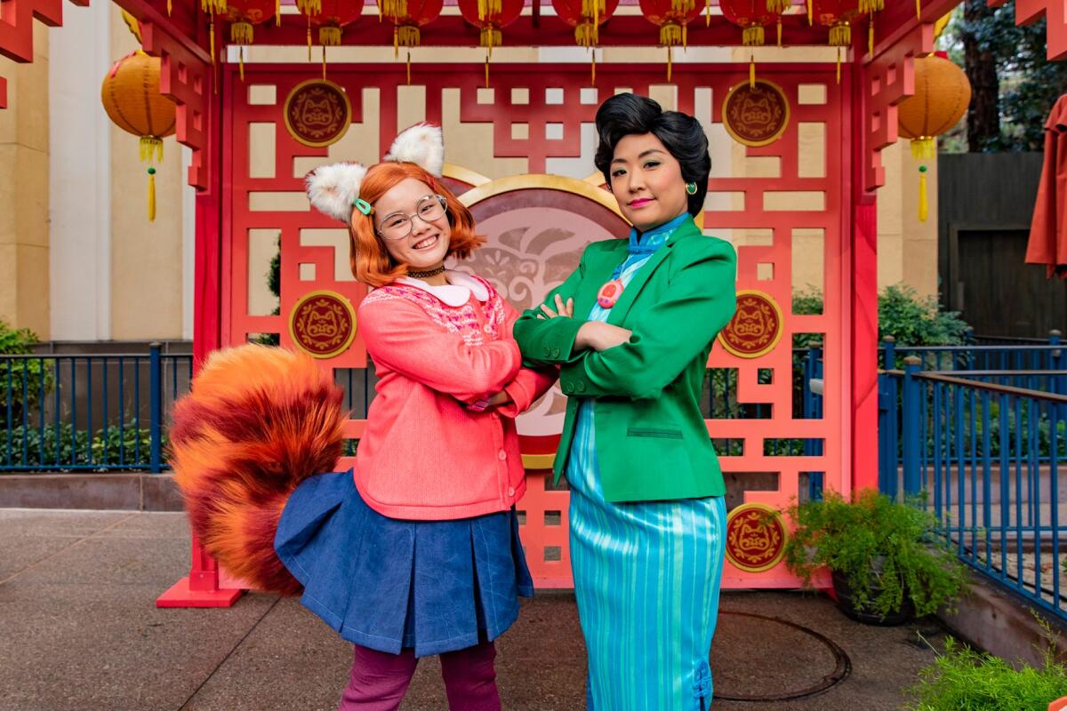 Meilin Lee in Halbpanda-Form und ihre Mutter Ming Lee aus „Turning Red“ von Disney/Pixar. 