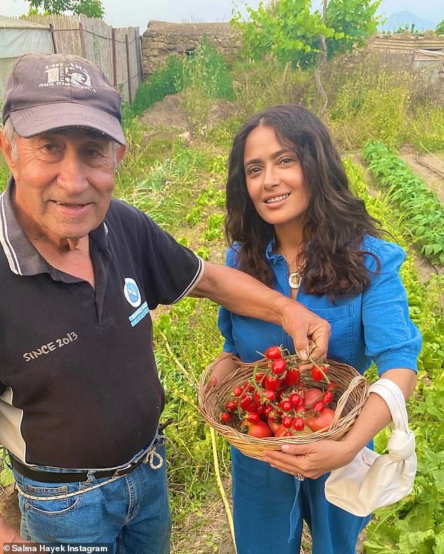 „Dankbar für diese Momente der Verbundenheit mit Mutter Natur“, schrieb Salma, die Fotos von der Farm mit ihren Instagram-Followern teilte
