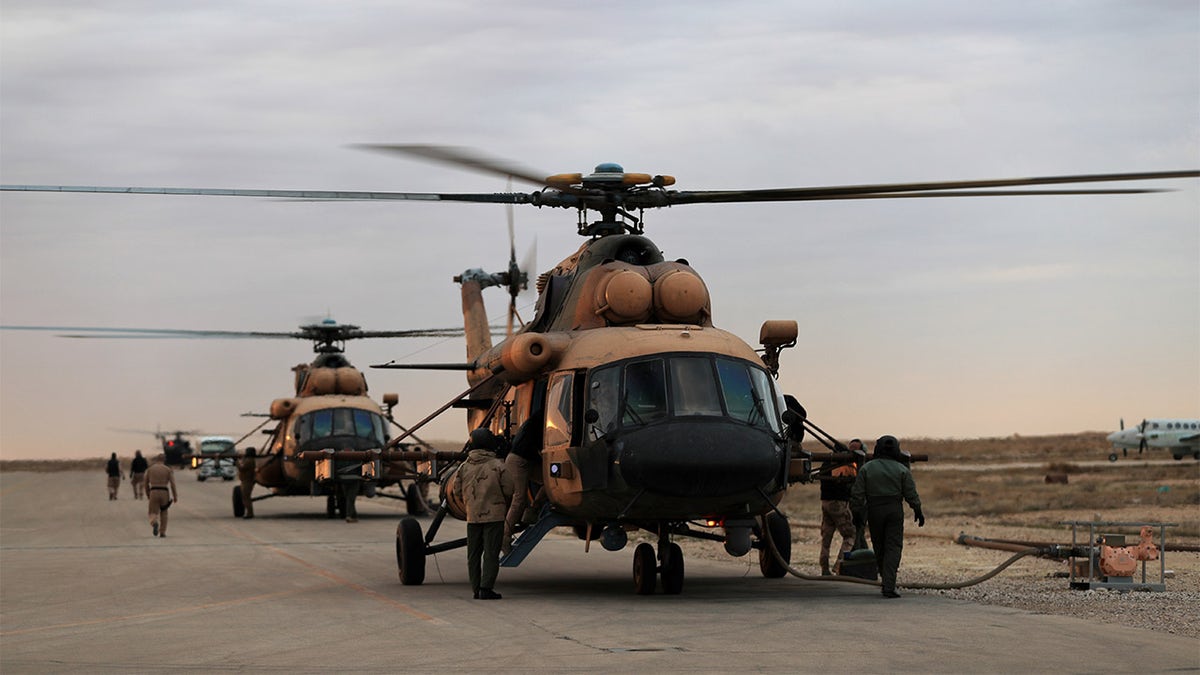 Hubschrauber der irakischen Luftwaffe landen auf dem Luftwaffenstützpunkt Ain al-Asad in der Provinz Anbar