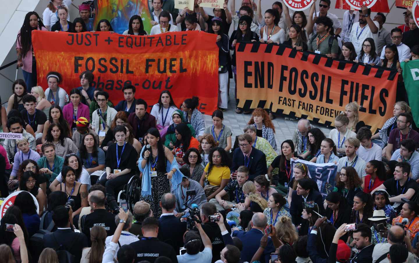 Eine große Menge junger Klimaaktivisten, die Transparente mit der Aufschrift hochhalten 
