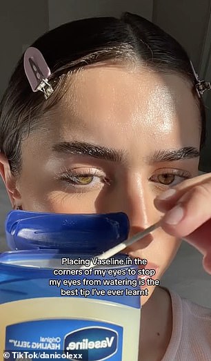 Ein von @danicolexx (im Bild) mit 467.000 Followern gepostetes Video zeigt, wie sie während ihrer Make-up-Routine ein Wattestäbchen in Vaseline taucht und es in den Augenwinkel hält