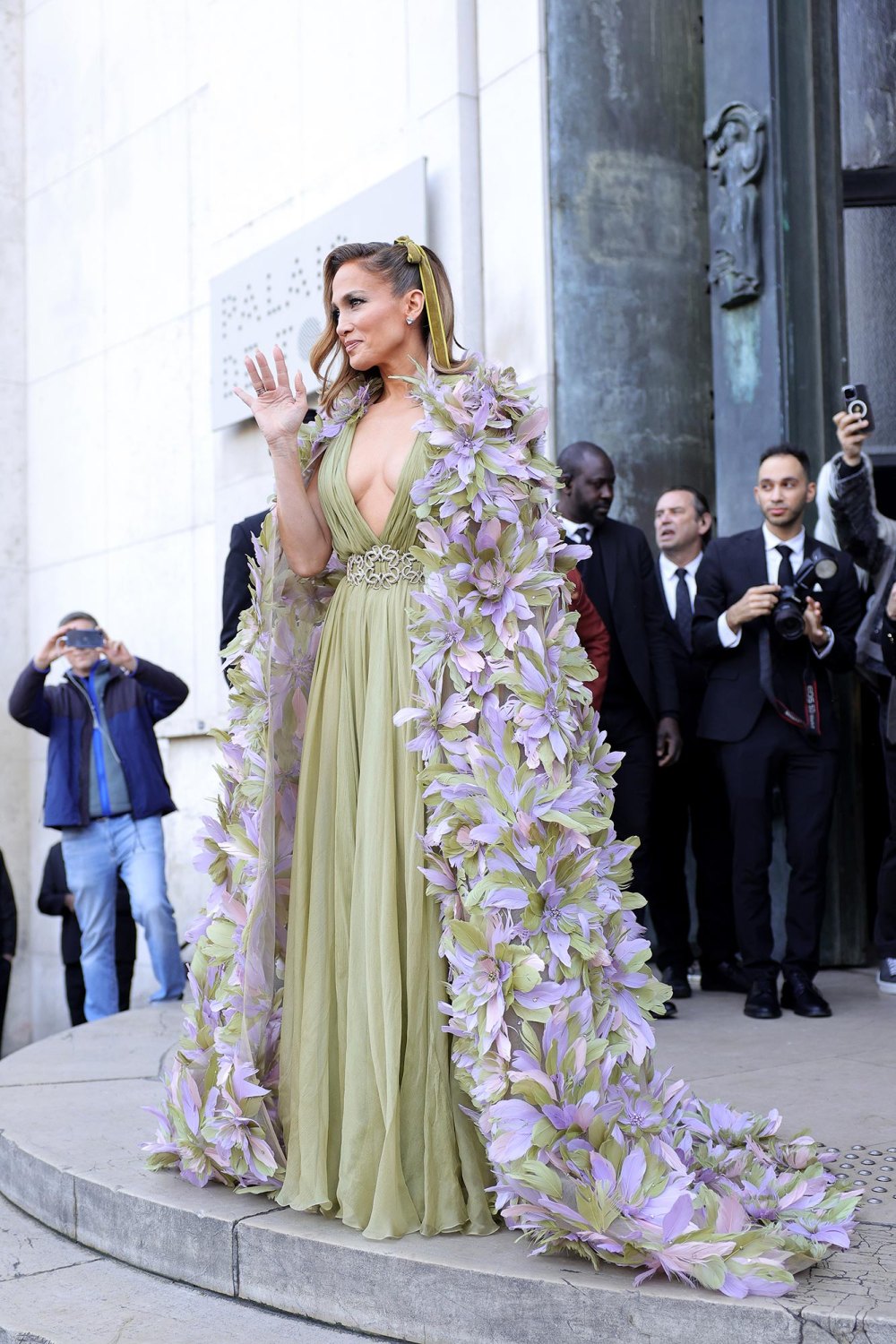 Jennifer Lopez hüllt sich bei der Elie Saab Show während der Paris Fashion Week in einen kaskadierenden Blumenumhang