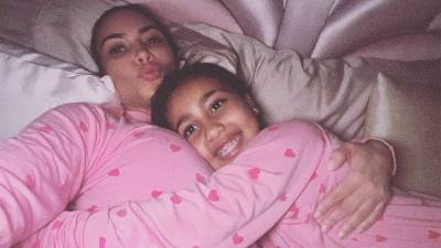 Kim Kardashian und North West Twinning in rosa Pyjamas