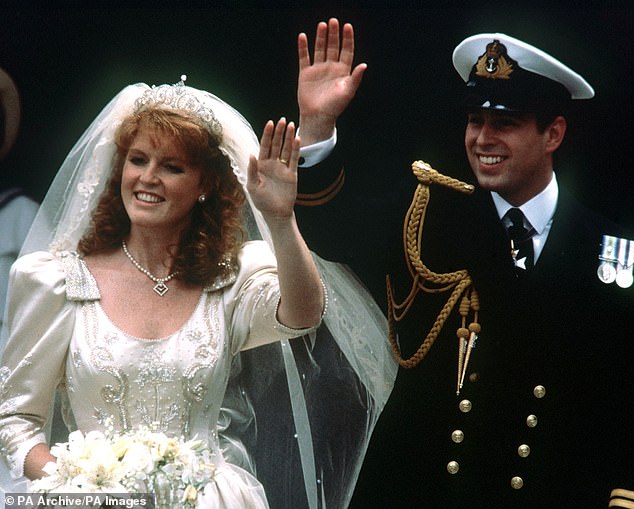 Sarah und Prinz Andrew an ihrem Hochzeitstag in der Westminster Abbey im Jahr 1986. Sie trennten sich 1992 und wurden 1996 geschieden