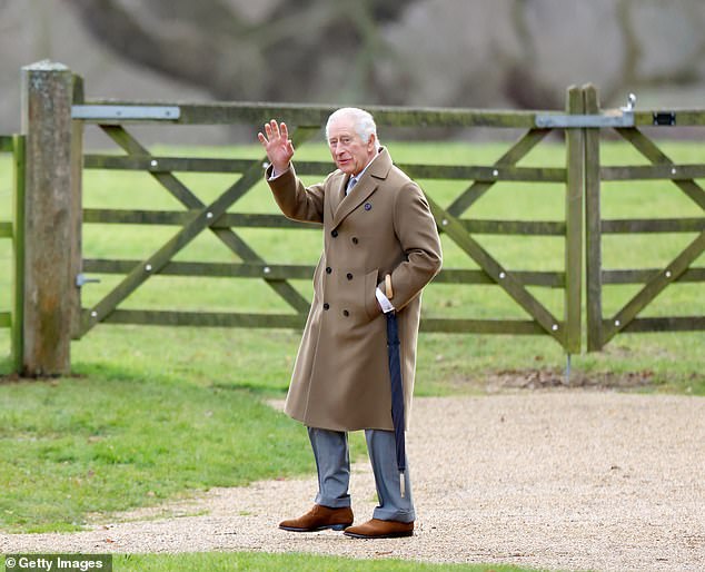 König Charles wird nächste Woche wegen einer vergrößerten Prostata operiert und ruht sich derzeit auf dem Anwesen von Sandringham aus (Bild am 7. Januar).