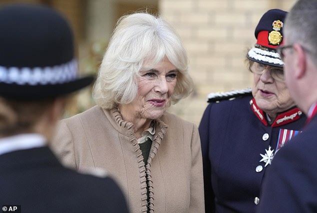 Am Montag sagte Königin Camilla während eines Besuchs in Swindon, dass es der 75-jährigen Monarchin „gut“ gehe, als sie von einem Mitglied der Öffentlichkeit gefragt wurde