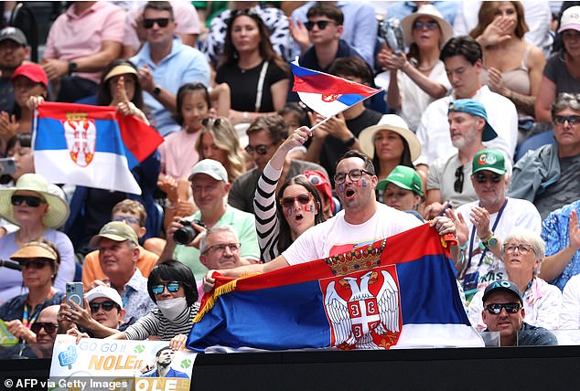 Djokovic, der zehn Grand Slams im Melbourne Park gewonnen hat, hatte auf der Tribüne jede Menge Unterstützung