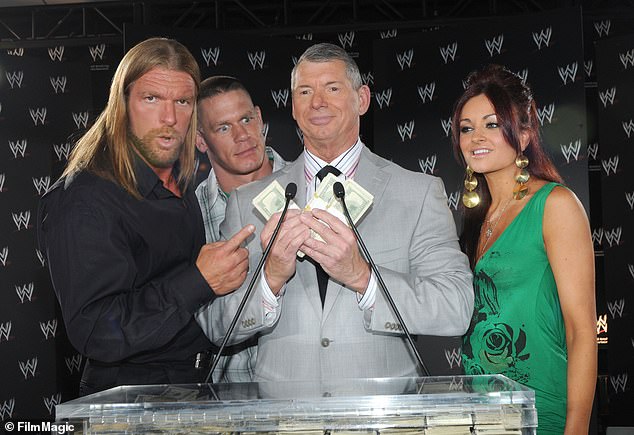 Triple H, John Cena, Vince McMahon und WWE Diva und Playboy-Model Maria im Jahr 2008