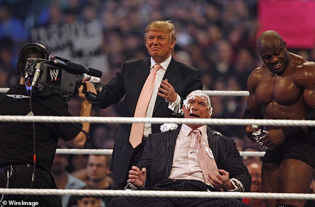 Vince McMahon ließ sich im April 2007 vom Geschäftsmann Donald Trump den Kopf rasieren
