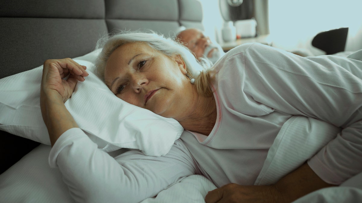 Ältere Frau mit Schlaflosigkeit