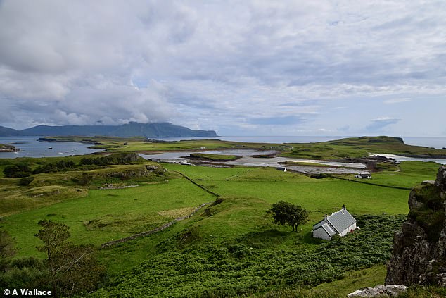 Das einzige Mal, dass sich eine Menschenmenge auf der Isle of Canna versammelt, ist fünfmal pro Woche im Sommer, wenn die Fähre ankommt, schreibt Paul