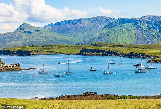 Die Insel (im Bild) gehört dem National Trust for Scotland, dem sie 1981 vom damaligen Gutsherrn John Lorne Campbell geschenkt wurde, einem gälischen Gelehrten und Naturliebhaber, der entschlossen war, die Ökologie und Traditionen der Insel zu bewahren, sagt Paul