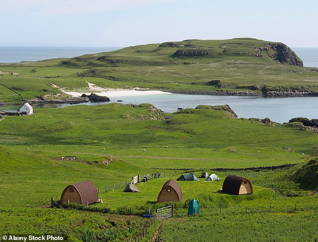 Isebail MacKinnon arbeitet auf der einzigen Farm der Insel und betreibt den Campingplatz (im Bild) und die Schlafhütte, in der Paul wohnte