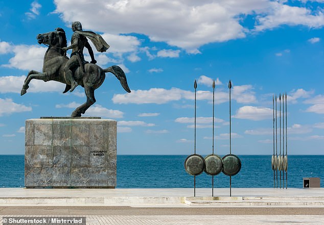 In Thessaloniki erhebt sich eine mächtige Statue Alexanders auf seinem geliebten Pferd Bukephalos über der Promenade am Ägäischen Meer (oben)