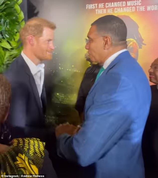 Prinz Harry und Meghan lobten das neue Biopic „Bob Marley: One Love“, als sie sich gestern Abend bei ihrem Auftritt auf dem roten Teppich in Kingston mit dem jamaikanischen Premierminister Andrew Holness unterhielten, wie ein Lippenleser verriet