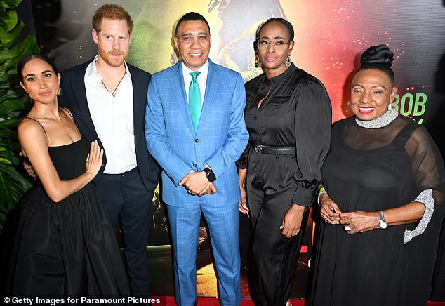 Im Bild von links nach rechts: Meghan, Harry, Andrew, seine Frau Juliet und Olivia Grange, Jamaikas Ministerin für Kultur, Gender, Unterhaltung und Sport