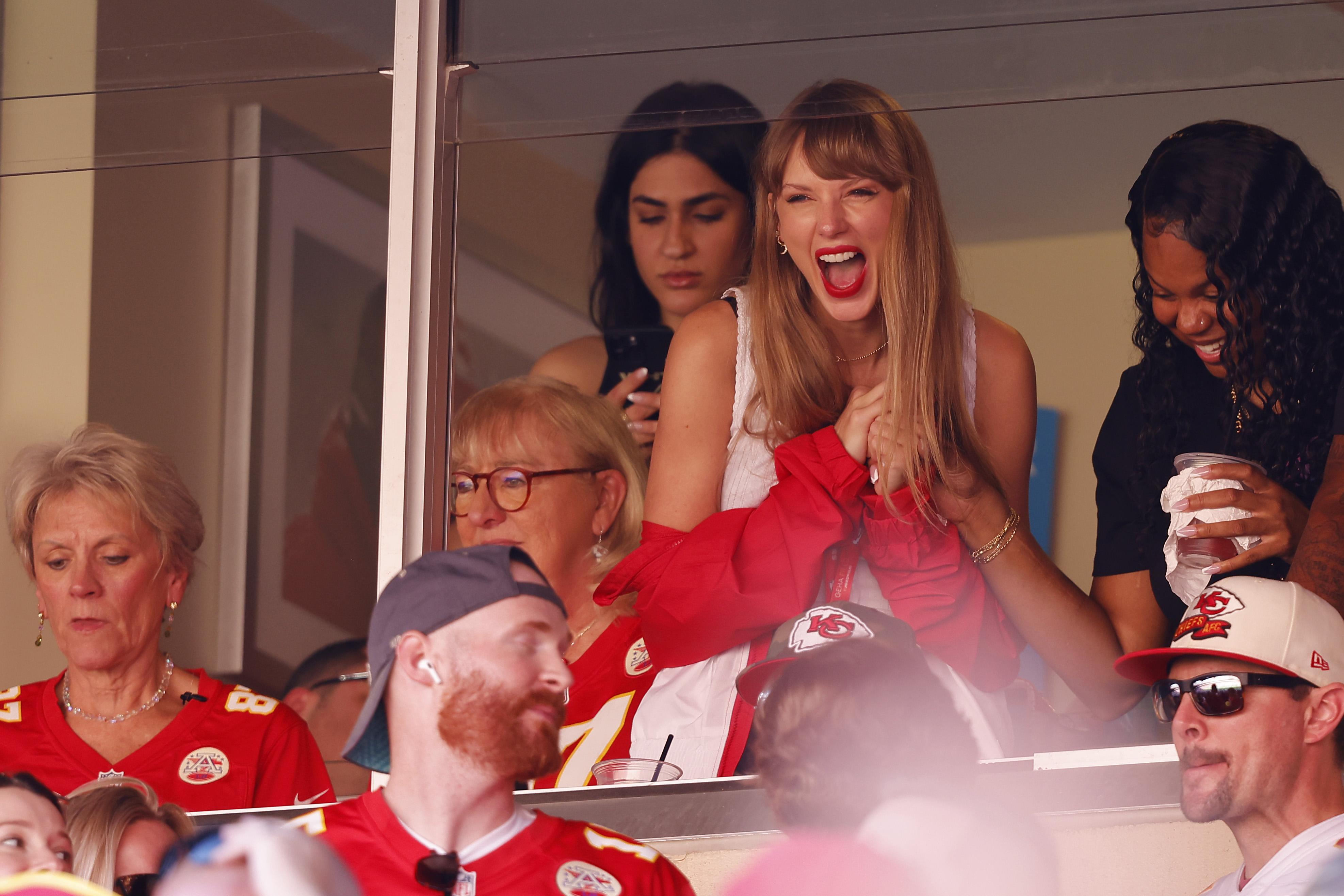 Taylor Swift auf der Tribüne bei einem Fußballspiel