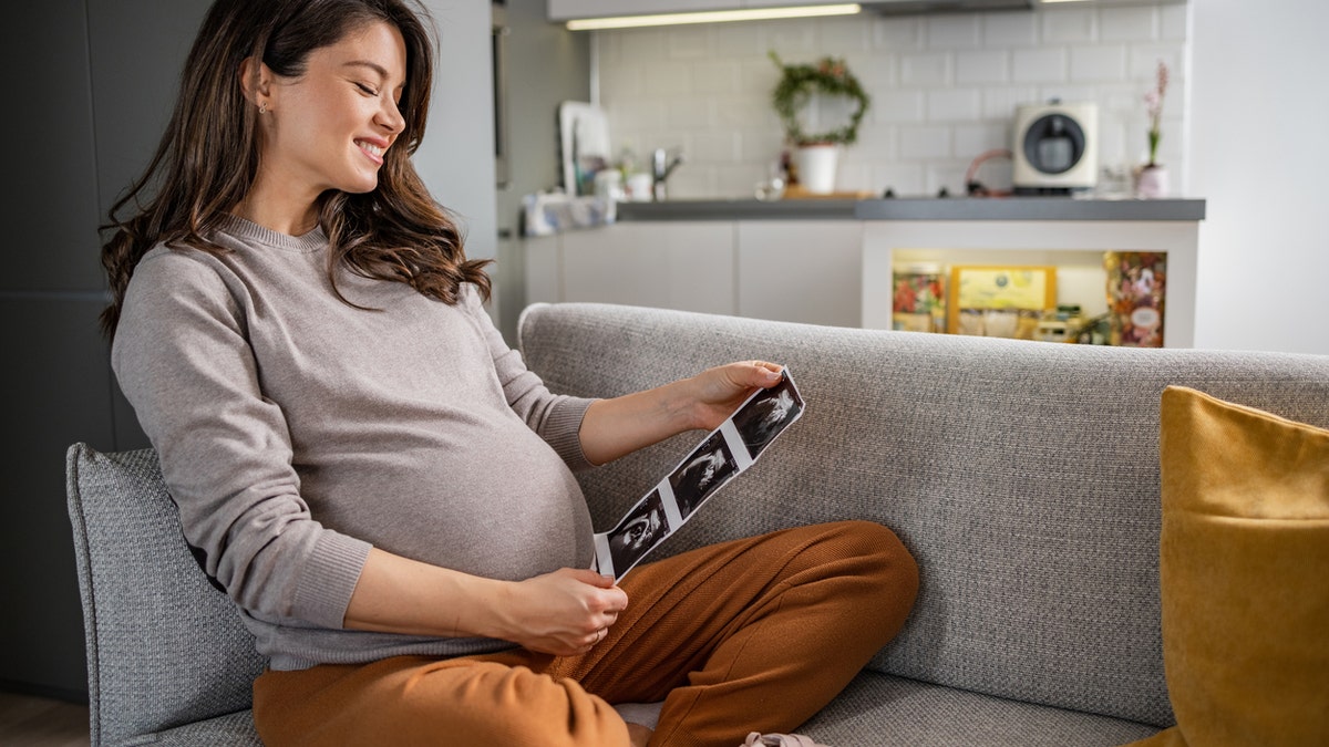 Schwangere Frau mit Ultraschall