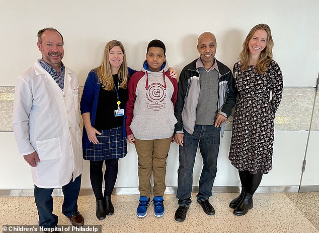 Der 11-jährige Aissam Dam (Mitte) wurde diese Woche zum ersten Mal gehört, nachdem er im Children's Hospital of Philadelphia (CHOP) behandelt worden war – ein Novum in den USA