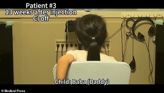 Ein namenloses Mädchen in China wurde 13 Wochen nach der Behandlung zum ersten Mal gezeigt, wie es „Papa“ sagte