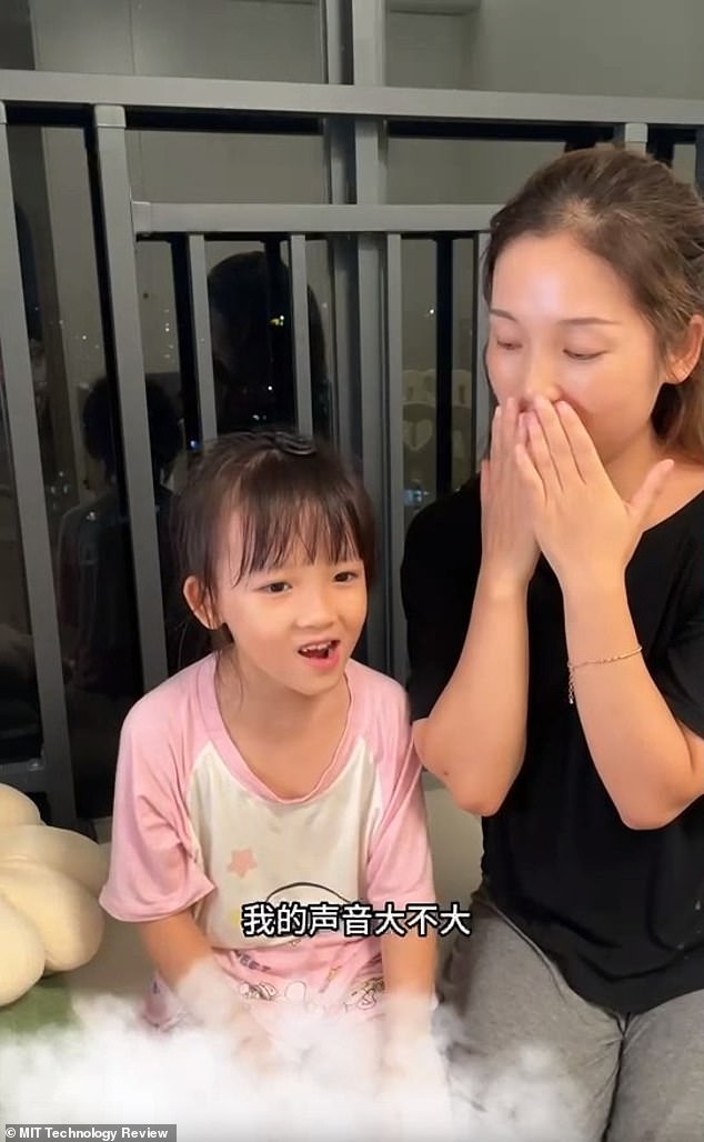 Ein Video zeigt, wie Lixue ihren Mund bedeckt, damit YiYi nicht von ihren Lippen lesen kann, und wie sie ihre Tochter bittet, zu wiederholen, was sie gesagt hat