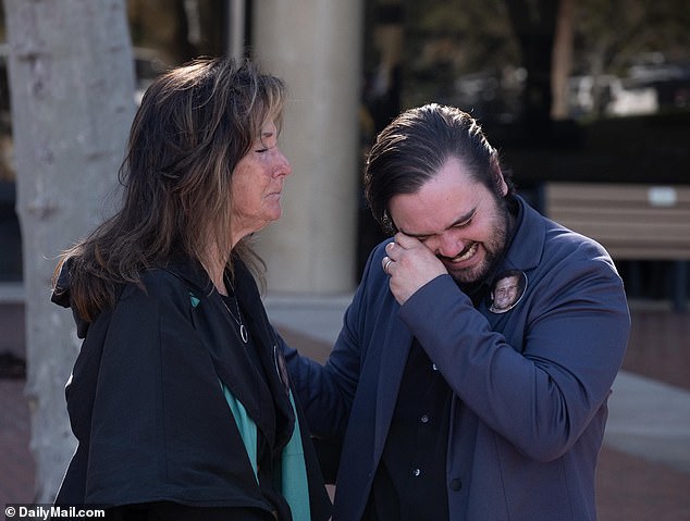 Shane O'Melia weinte am Dienstag vor dem Gerichtssaal in Ventura, nachdem das Urteil ergangen war, dass es keine Gefängnisstrafe und 100 Stunden gemeinnützige Arbeit geben musste.