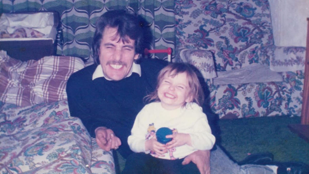 Eine junge Crystal Hefner lächelt mit ihrem Vater