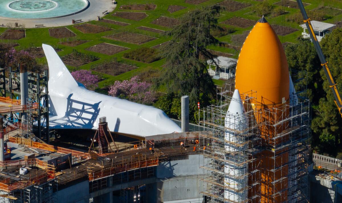 Das Space Shuttle Endeavour sitzt in der Nähe seiner externen Treibstofftanks.