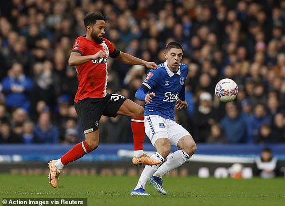 Soccer Football -  FA Cup - Fourth Round - Everton v Luton Town - Goodison Park, Liverpool, Britain - January 27, 2024 Luton Town's Andros Townsend in action with Everton's Vitaliy Mykolenko Action Images via Reuters/Jason Cairnduff