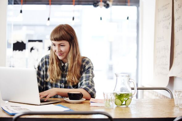 Mädchen arbeitet am Laptop in einem Café