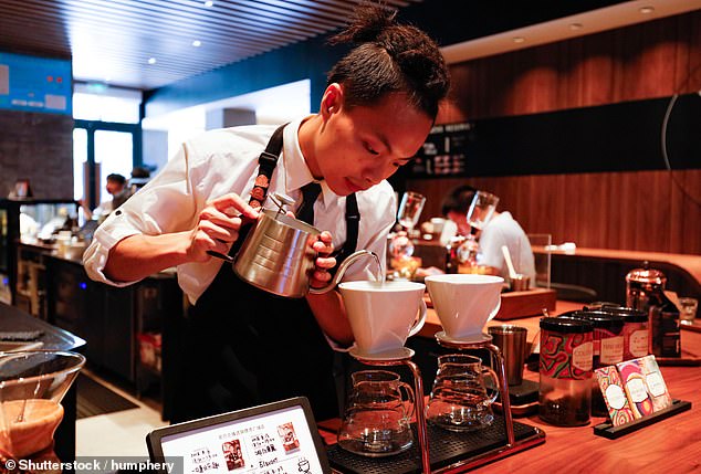 In China ist es so gut wie verboten, Trinkgeld zu hinterlassen.  Im Bild: ein Kellner in Shanghai
