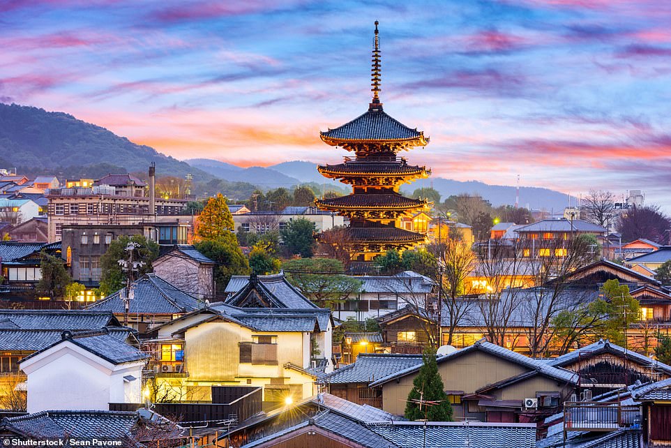 Kyoto (viertes) wurde für seine buddhistischen Tempel, Zen-Gärten und authentischen Speisen gelobt, die oft „direkt vor Ihren Augen zubereitet“ werden.