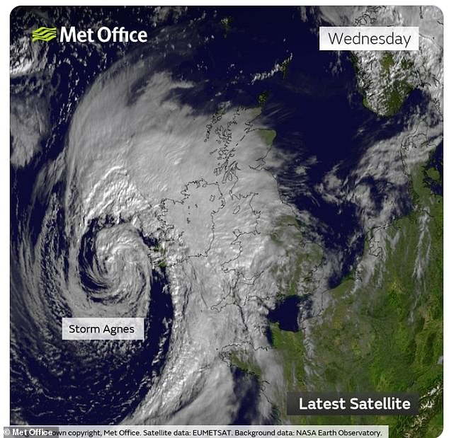 Der erste Sturm der Saison 2023/24, Storm Agnes genannt, ereignete sich am 27. und 28. September 2023. Im Bild ist das rotierende Wirbel-Niederdrucksystem von Storm Agnes über den Britischen Inseln zu sehen