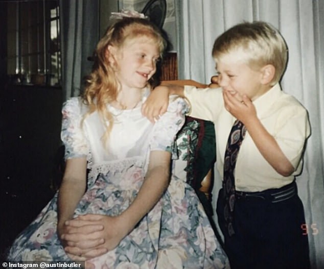 Austin Butler, abgebildet mit seiner älteren Schwester Ashley, hat zuvor darüber gesprochen, dass er als kleines Kind nicht vorhatte, Schauspieler zu werden, da er äußerst schüchtern war