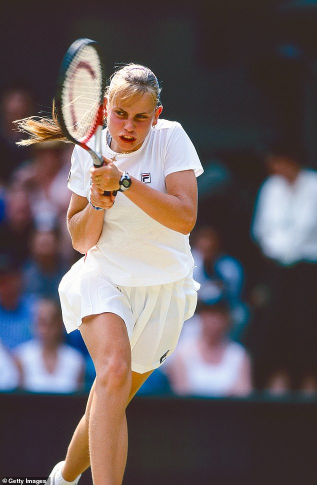 Die frühere Nummer 4 der Welt (im Bild beim Spielen in Wimbledon 1999) offenbarte, dass ihr die Reaktion ihres Vaters auf ihr Vorgehen klar machte, dass sie ihn aus ihrem Leben verbannen musste