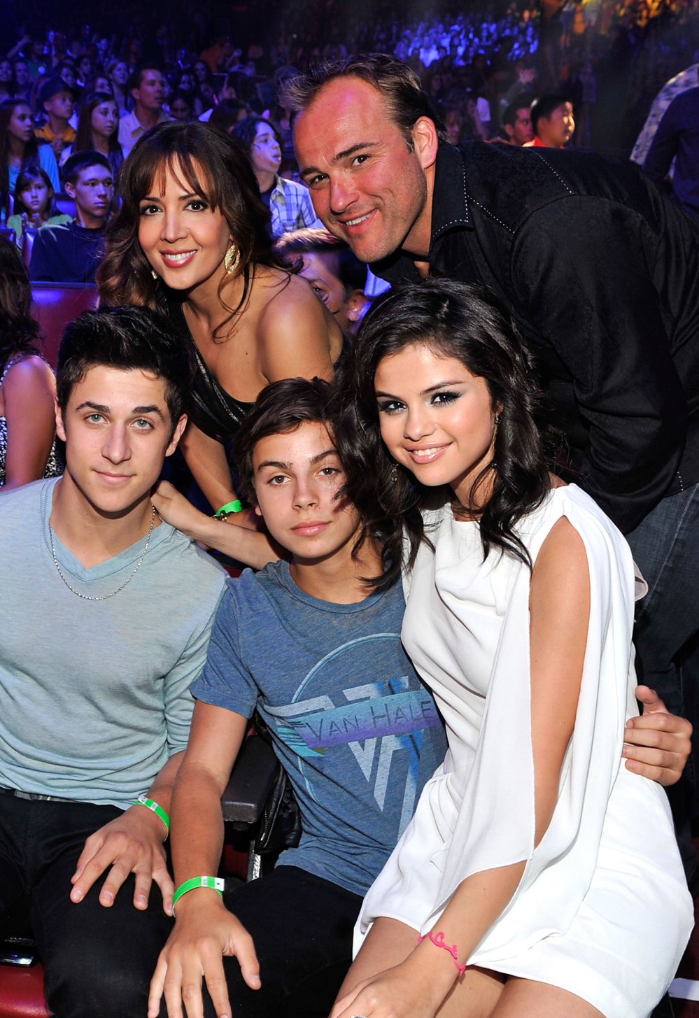 Selena Gomez und die „Wizards of Wavery Place“-Co-Stars sind TV-Familienziele in „Sweet Reunion Photo“.