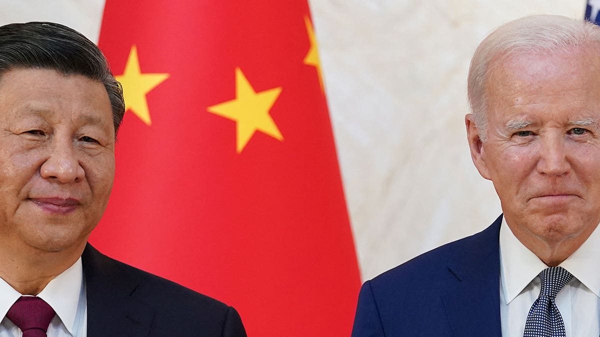 BidenBiden und Xi stehen vor der chinesischen und der US-amerikanischen Flagge