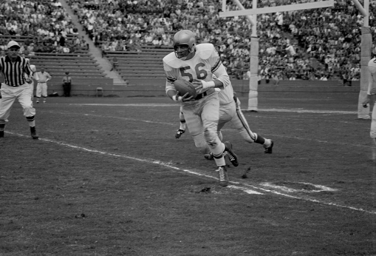 Lions-Linebacker Joe Schmidt (56) erwidert 1958 im Coliseum einen Kick gegen die Rams.