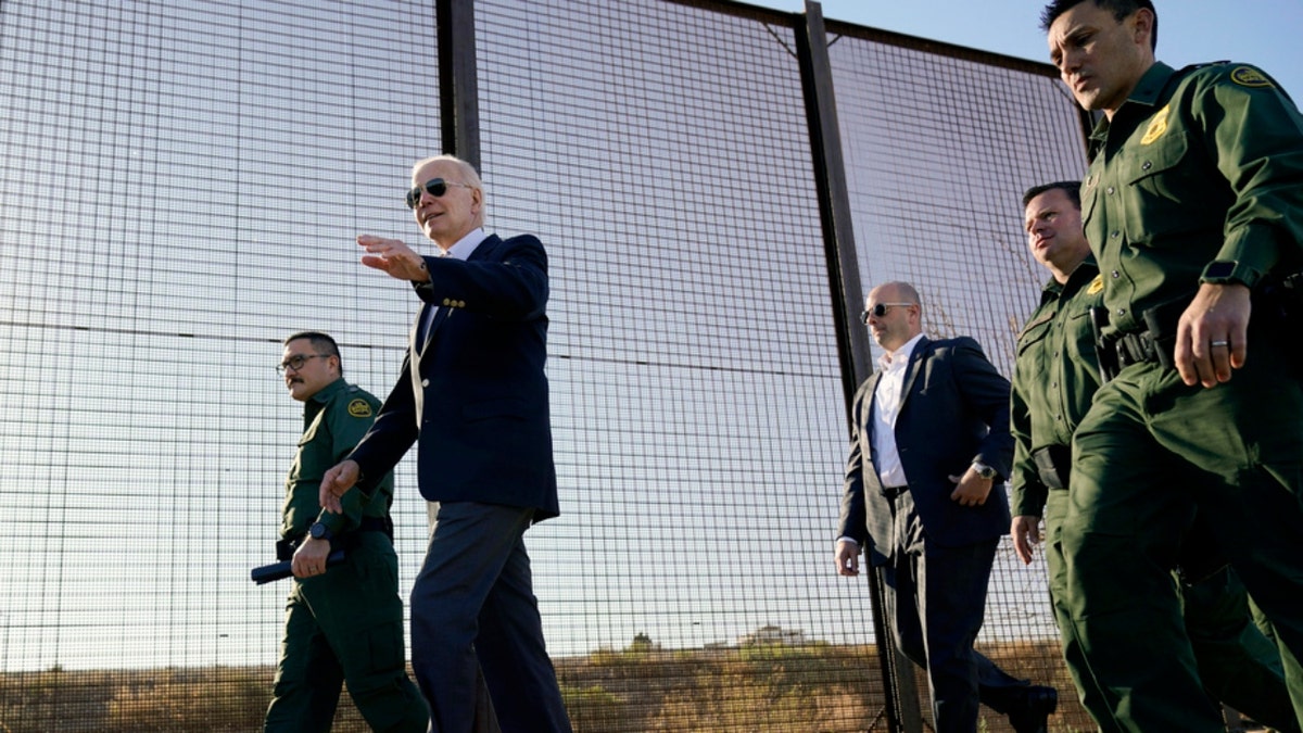 Präsident Joe Biden geht einen Abschnitt der Grenze zwischen den USA und Mexiko entlang