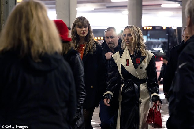 Swift kam mit Brittany Mahomes zum Spiel Chiefs vs. Ravens ins M&T Bank Stadium