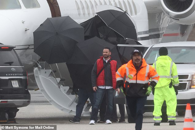 Swift wurde von einem Dickicht aus Regenschirmen geschützt, als sie am Sonntag in Baltimore ankam