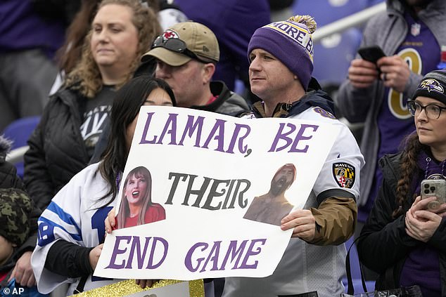 Ravens-Fans hatten Plakate, auf denen Taylor zum Spiel begrüßt wurde – sie hoffen jedoch, dass sie nach einer Niederlage der Chiefs geht