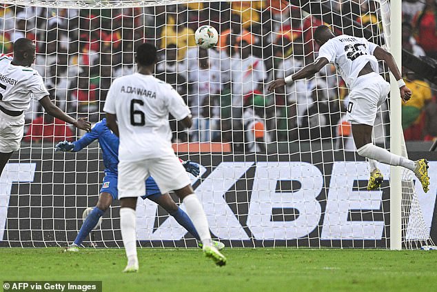 Der guineische Mittelfeldspieler Mory Konate glaubte, er hätte zu Beginn des Spiels ein Tor erzielt, bevor es vom VAR ausgeschlossen wurde