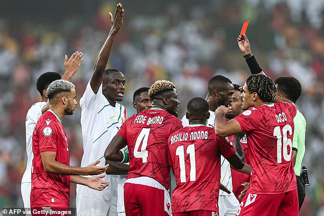 Der somalische Schiedsrichter Omar Abdulkadir Artan zeigt dem Mittelfeldspieler Feder Bikoro aus Äquatorialguinea Rot