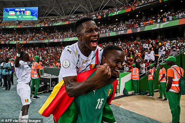 Seydouba CIsse und Aguibou Camara feiern einen historischen Sieg für Guinea und erreichen damit die Runde der letzten Acht