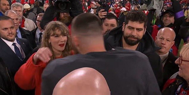 Swift war sichtlich gerührt, als sie Kelce kurz nach seinem Sieg zum ersten Mal umarmte